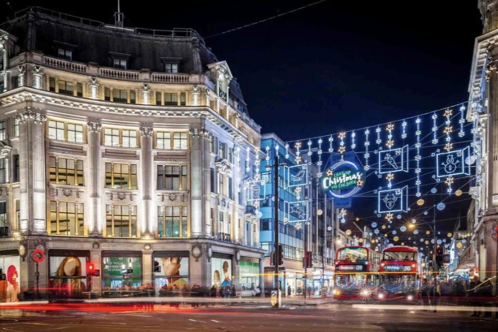 London: Christmas Lights Bus Tour with Audio Guide + Roundtrip Uber Boat
