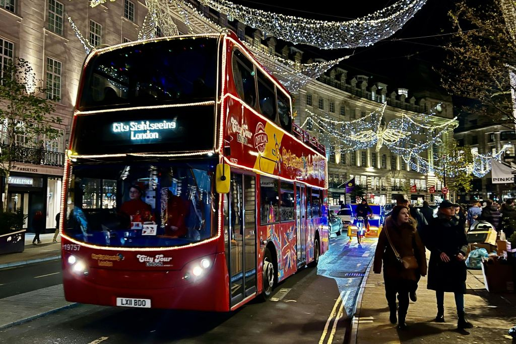 London: Christmas Lights Bus Tour with Audio Guide + Roundtrip Uber Boat
