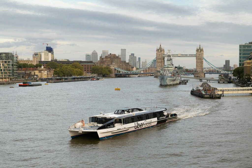 London: Christmas Lights Bus Tour with Audio Guide + Roundtrip Uber Boat