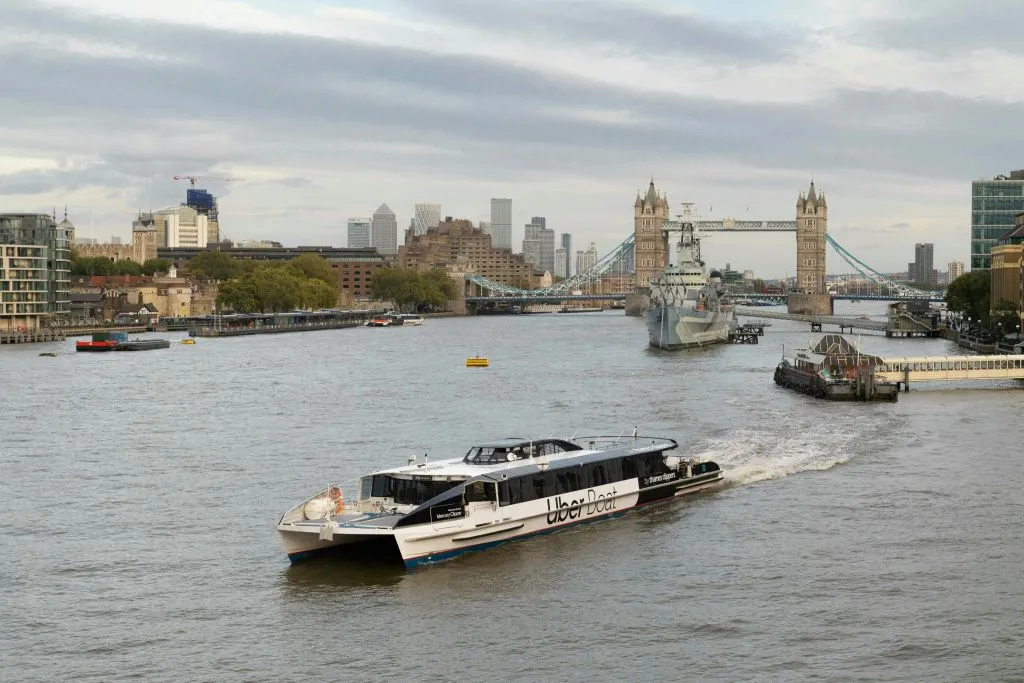 London: Christmas Lights Bus Tour with Audio Guide + Roundtrip Uber Boat