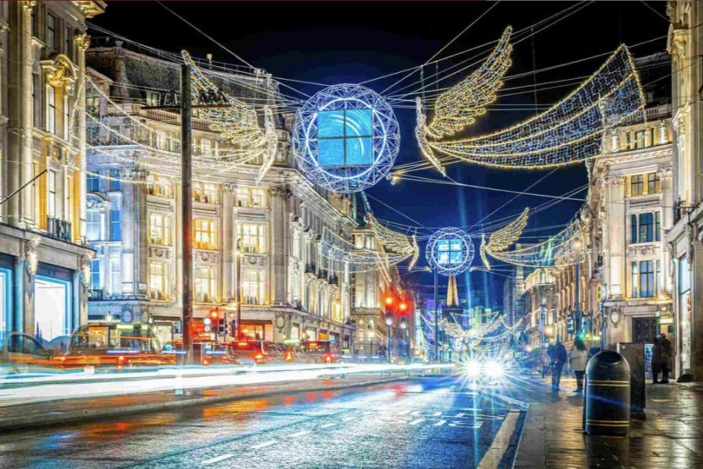 London: Christmas Lights Bus Tour with Audio Guide + One-Way Uber Boat