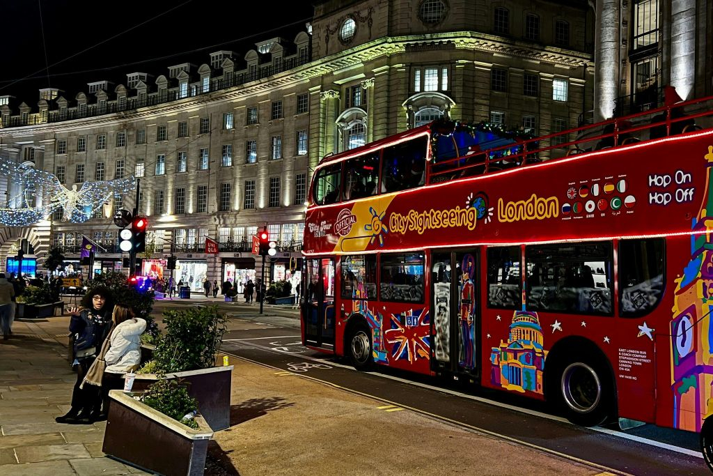 London: Christmas Lights Bus Tour with Audio Guide + One-Way Uber Boat