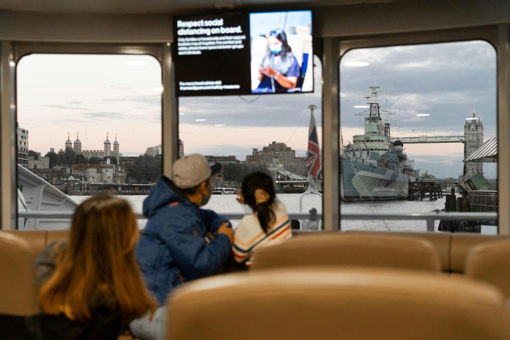 London: Christmas Lights Bus Tour with Audio Guide + One-Way Uber Boat