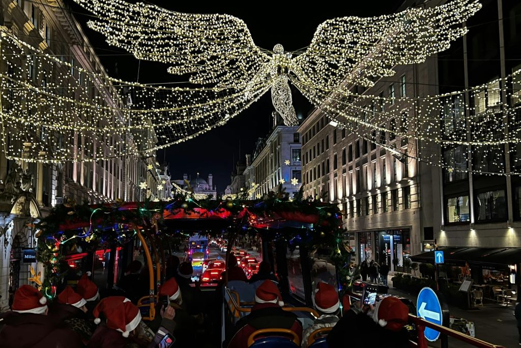 London: Christmas Lights Bus Tour with Audio Guide + One-Way Uber Boat