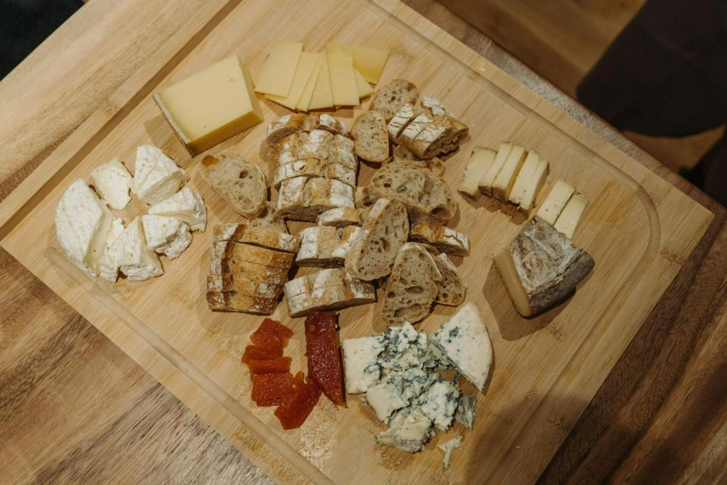 Paris : visite gastronomique guidée à pied en petit groupe + dégustations et vin