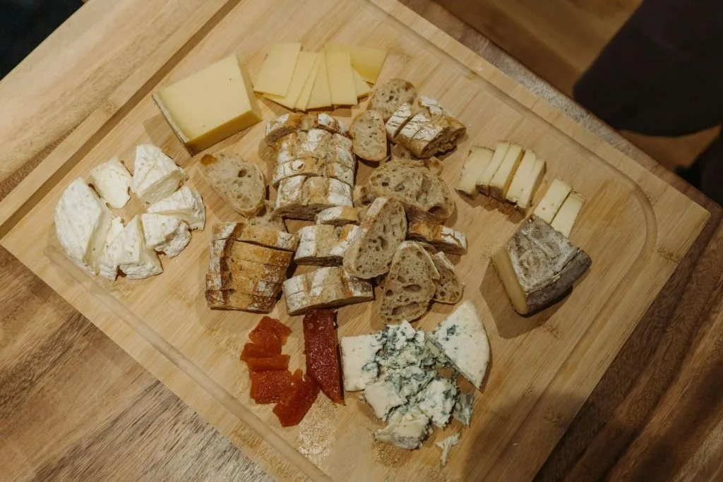 Paris : visite gastronomique guidée à pied en petit groupe + dégustations et vin