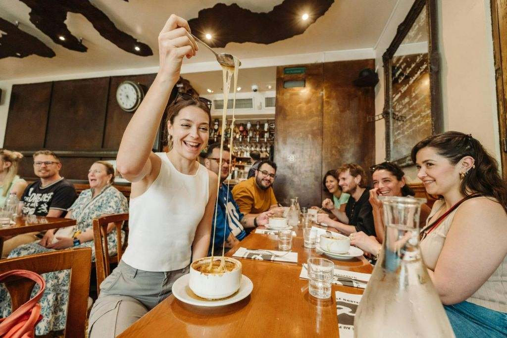 Paris : visite gastronomique guidée à pied en petit groupe + dégustations et vin