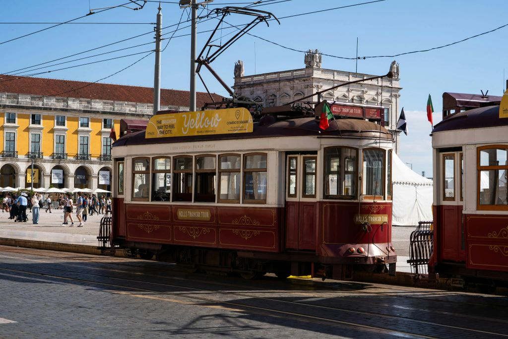 Lisboa: Passeio «Hop-on Hop-off» nos elétricos Royal & Legacy + audioguia