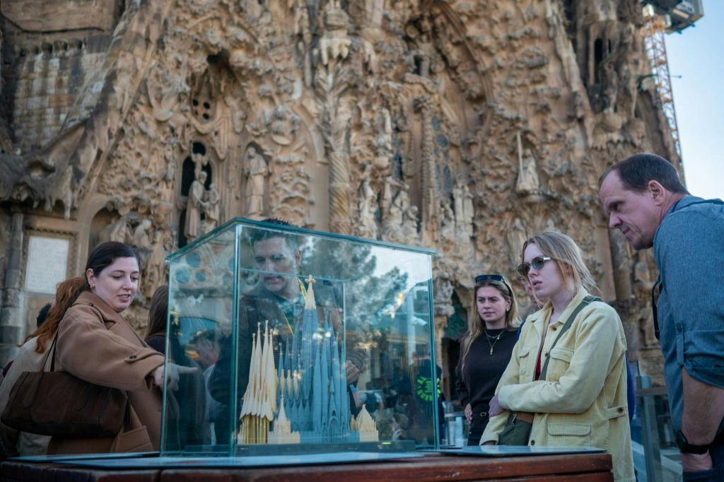 Sagrada Familia: Entrada sin colas + Visita guiada en grupo reducido + Acceso a la Torre de la Pasión