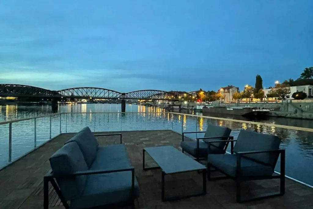 Praga: Passeio turístico privado de barco + audioguia + copo de Prosecco