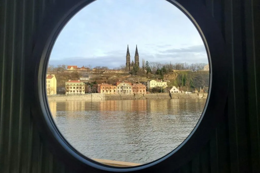Praga: Passeio turístico privado de barco + audioguia + copo de Prosecco