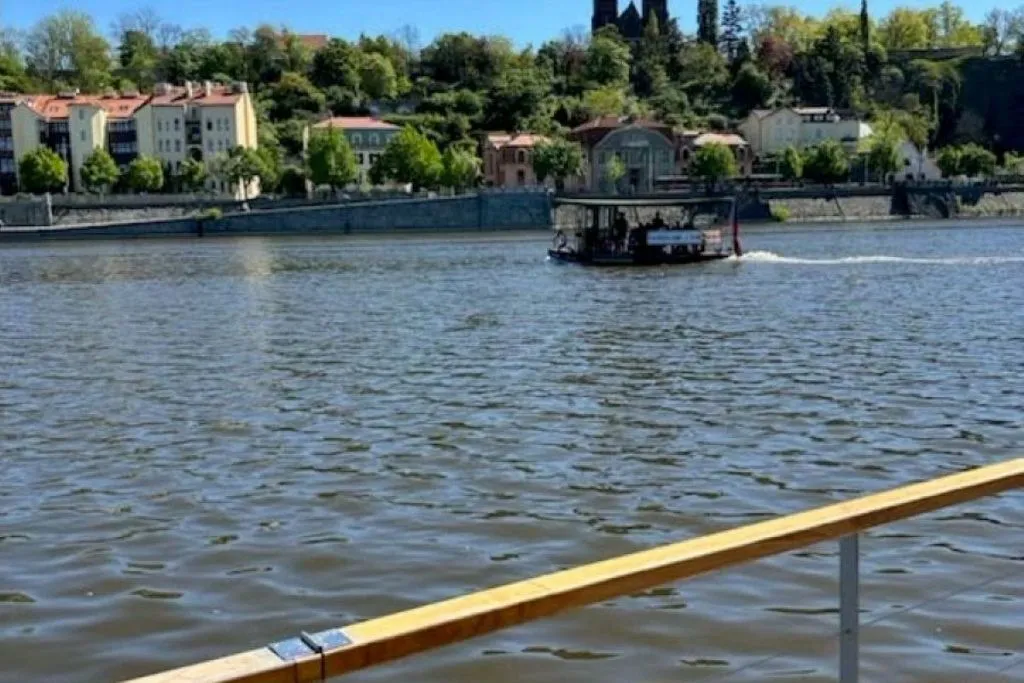 Praga: Passeio turístico privado de barco + audioguia + copo de Prosecco