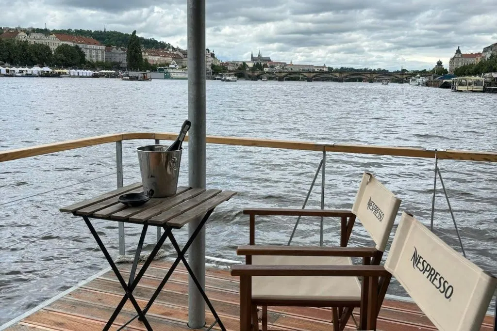 Praga: Passeio turístico privado de barco + audioguia + copo de Prosecco