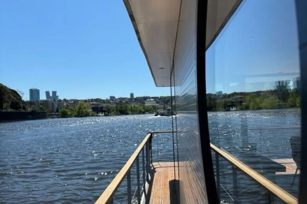 Praga: Passeio turístico privado de barco + audioguia + copo de Prosecco