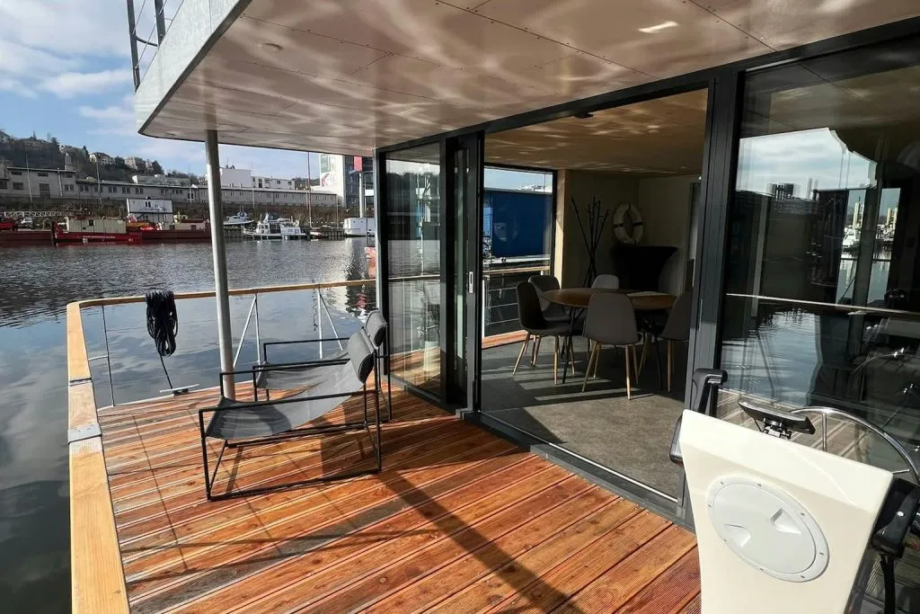 Praga: Passeio turístico privado de barco + audioguia + copo de Prosecco