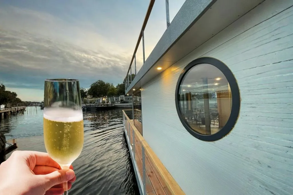 Praga: Passeio turístico privado de barco + audioguia + copo de Prosecco