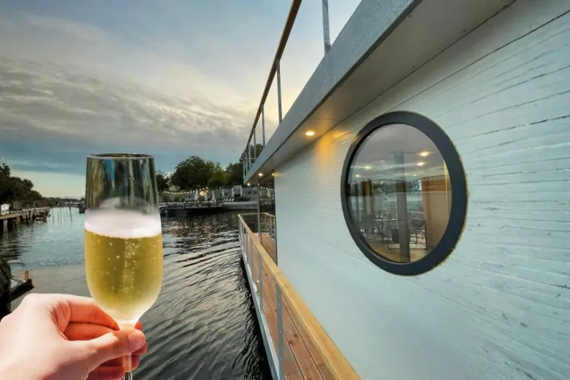 Praga: Passeio de barco privado + audioguia + copo de Prosecco