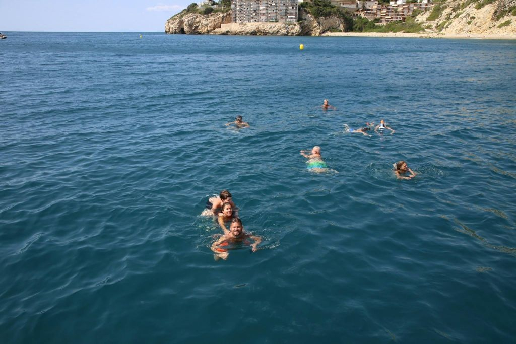 Cambrils: Paseo en barco + bebida + cama balinesa u oficina en la cubierta superior (opcional)