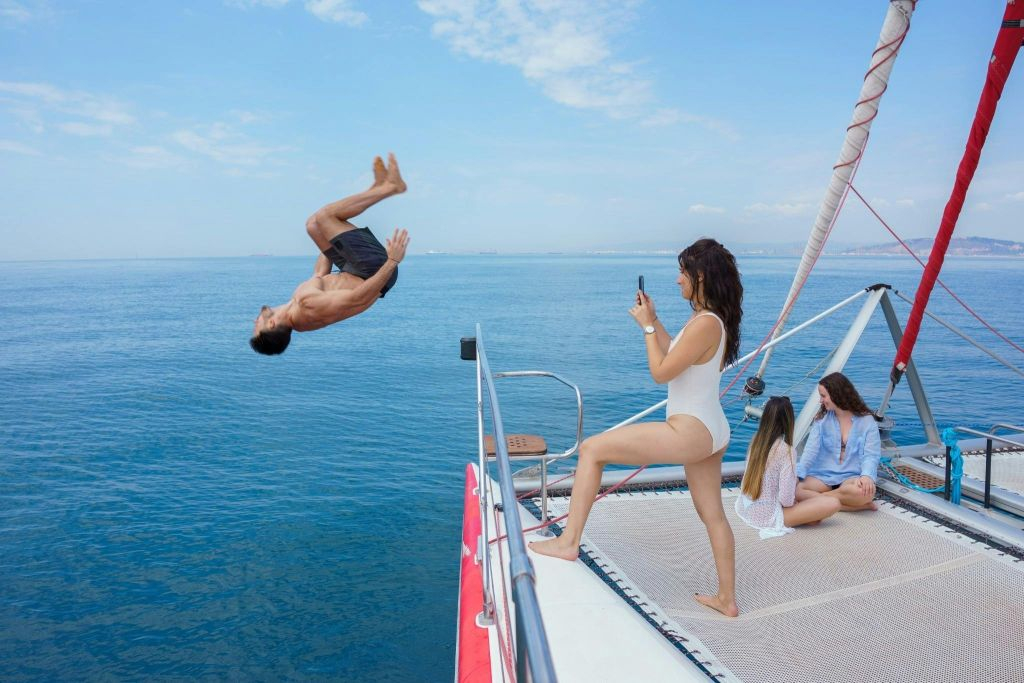 Cambrils: Paseo en barco + bebida + cama balinesa u oficina en la cubierta superior (opcional)