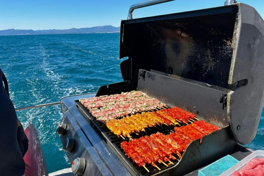Costa Daurada: paseo en barco, comida a la barbacoa, barra libre + parada para bañarse