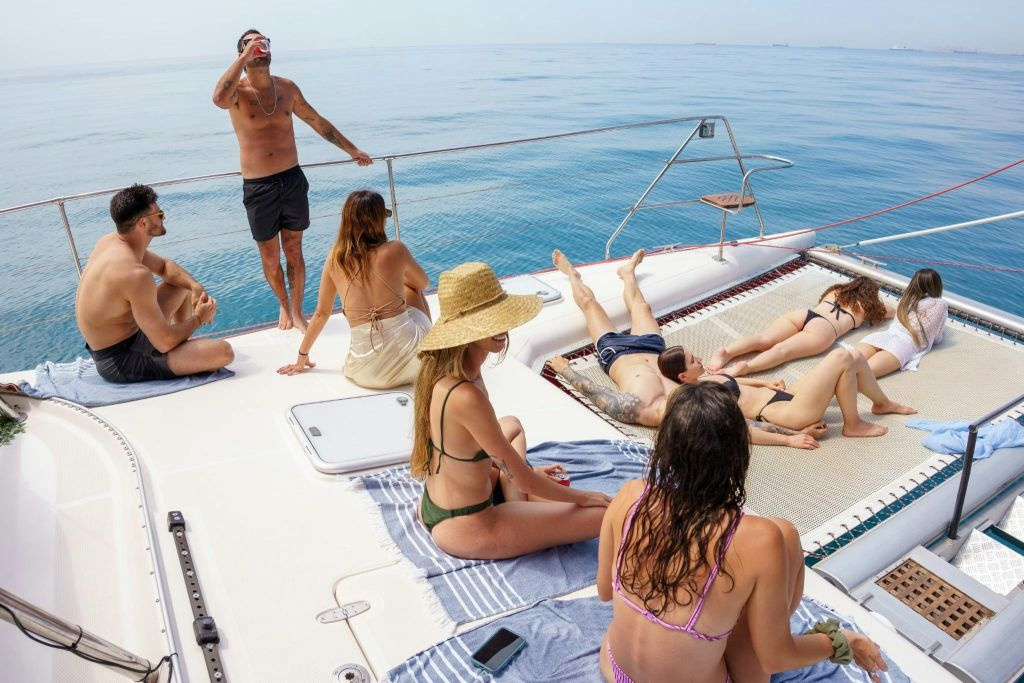 Costa Daurada: Paseo en barco al atardecer, barra libre, música en directo y parada para bañarse