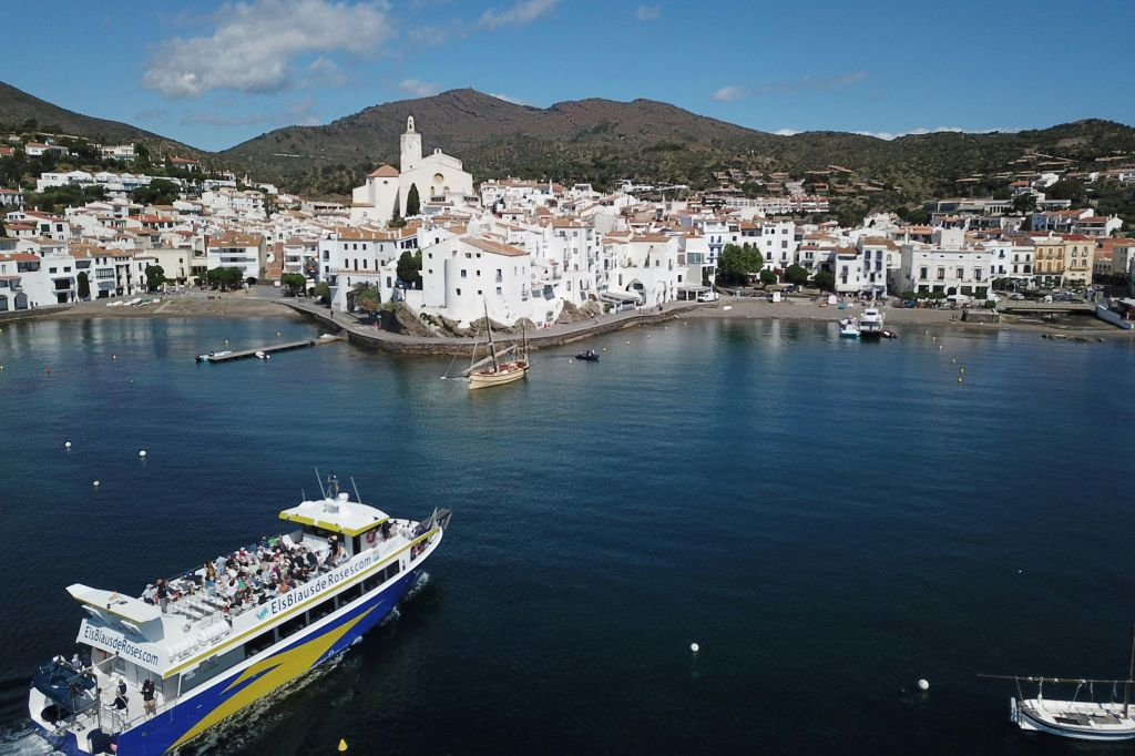 Cadaqués: Excursión en barco desde Roses + audioguía