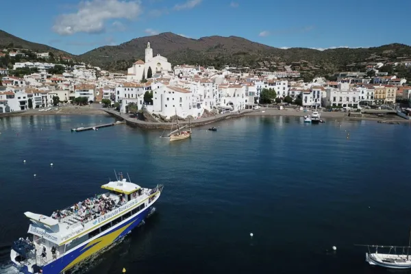 Cadaqués: Excursión en barco desde Roses + audioguía