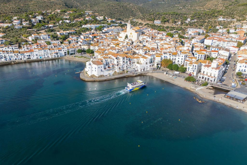 Cadaqués: Excursión en barco desde Roses + audioguía