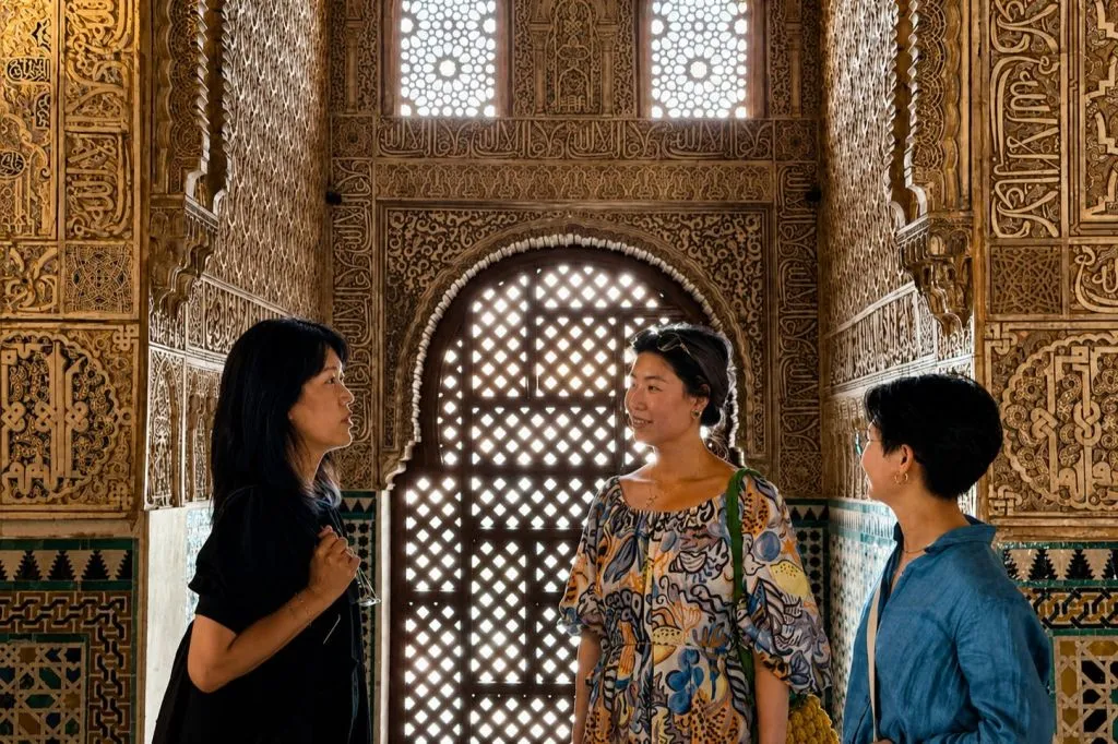 La Alhambra y los Palacios Nasríes: visita guiada en japonés y chino