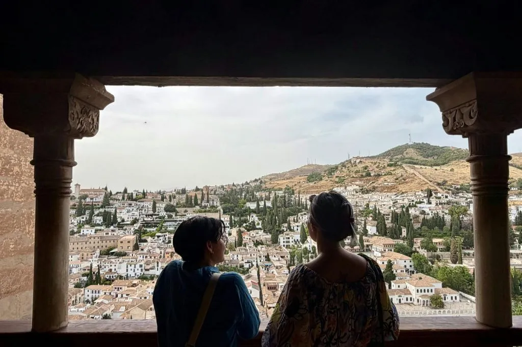La Alhambra y los Palacios Nasríes: visita guiada en japonés y chino