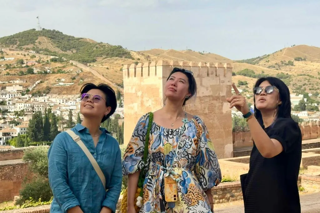 La Alhambra y los Palacios Nasríes: visita guiada en japonés y chino