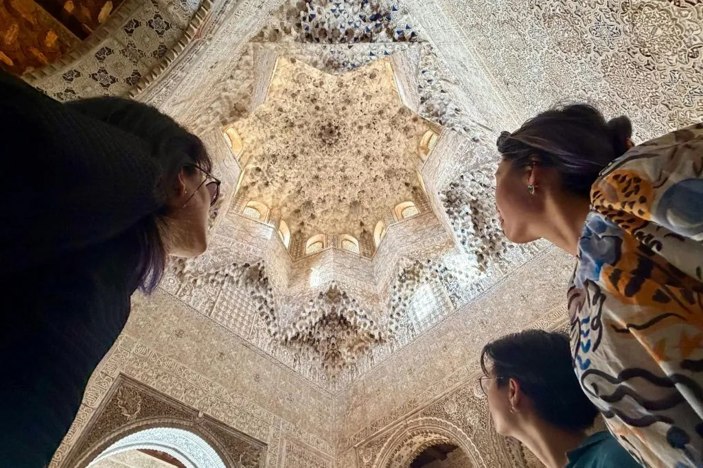La Alhambra y los Palacios Nasríes: visita guiada en japonés y chino