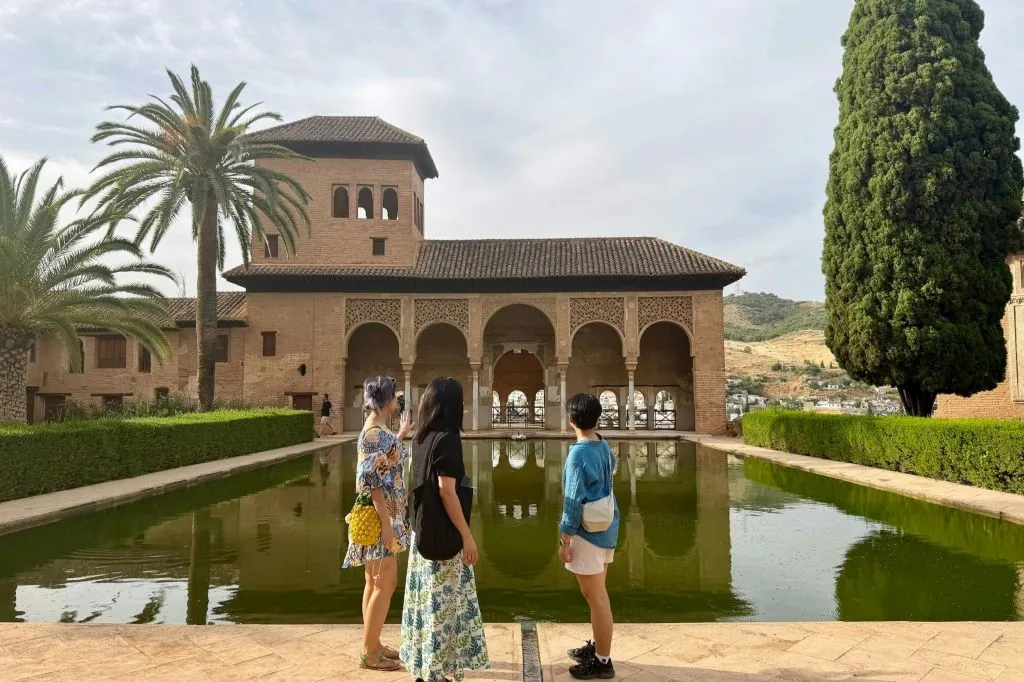 La Alhambra y los Palacios Nasríes: visita guiada en japonés y chino
