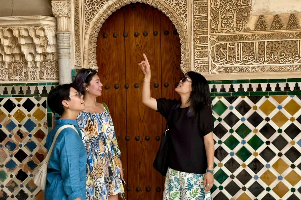 La Alhambra y los Palacios Nasríes: visita guiada en japonés y chino