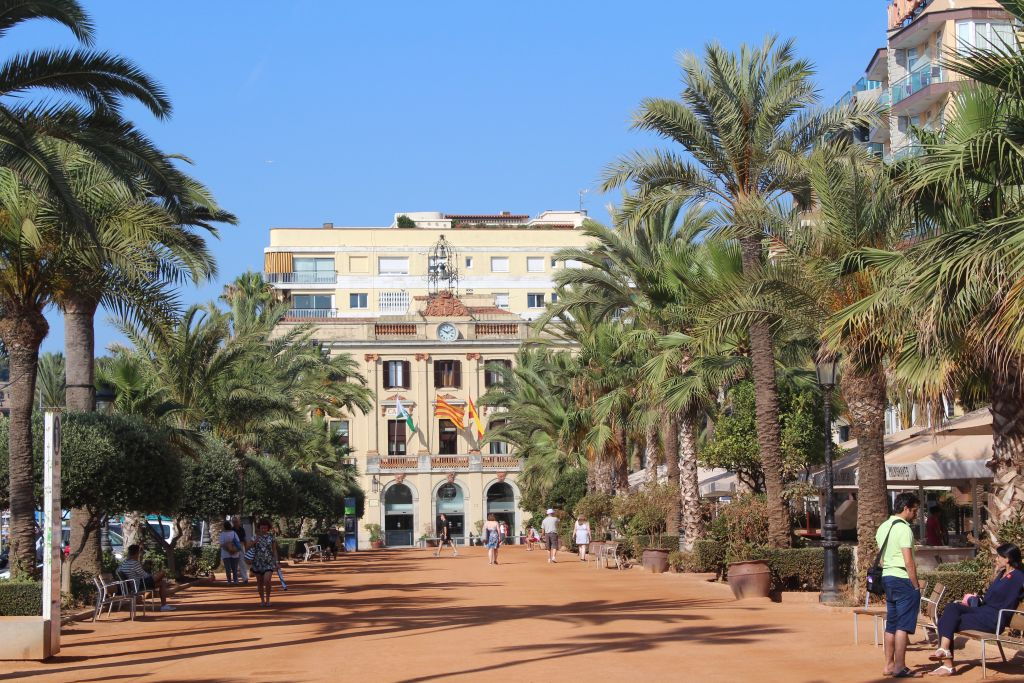 Tour from Barcelona to the Costa Brava with a Boat Ride