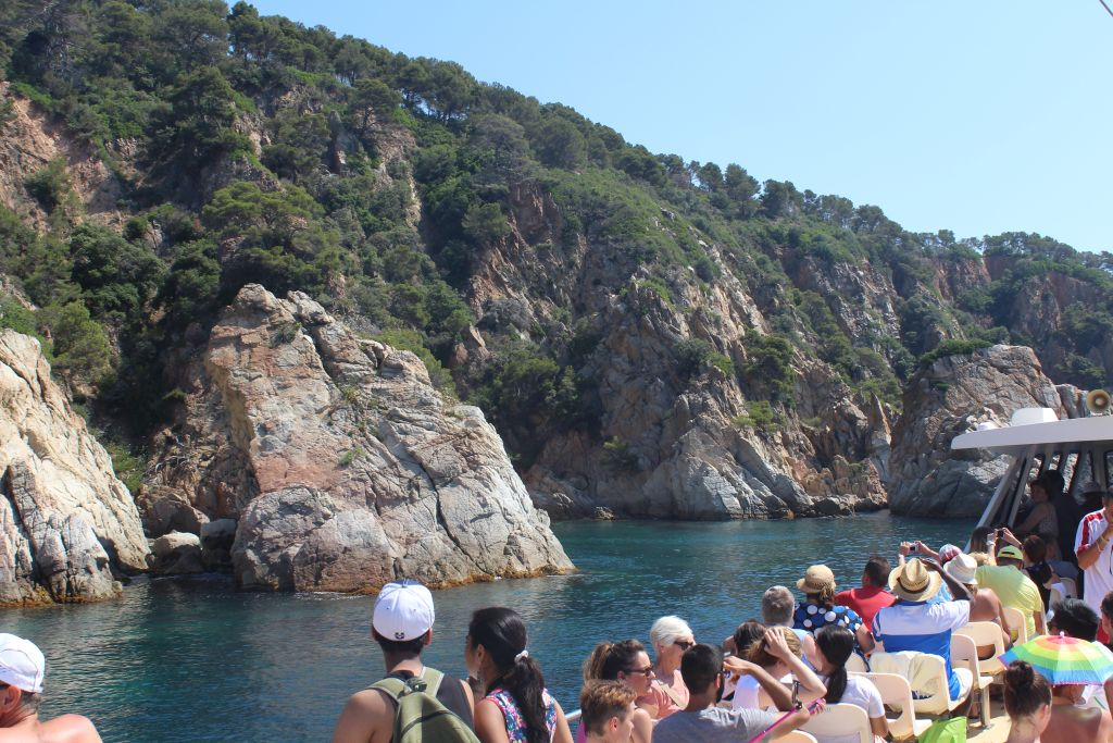 Tour from Barcelona to the Costa Brava with a Boat Ride