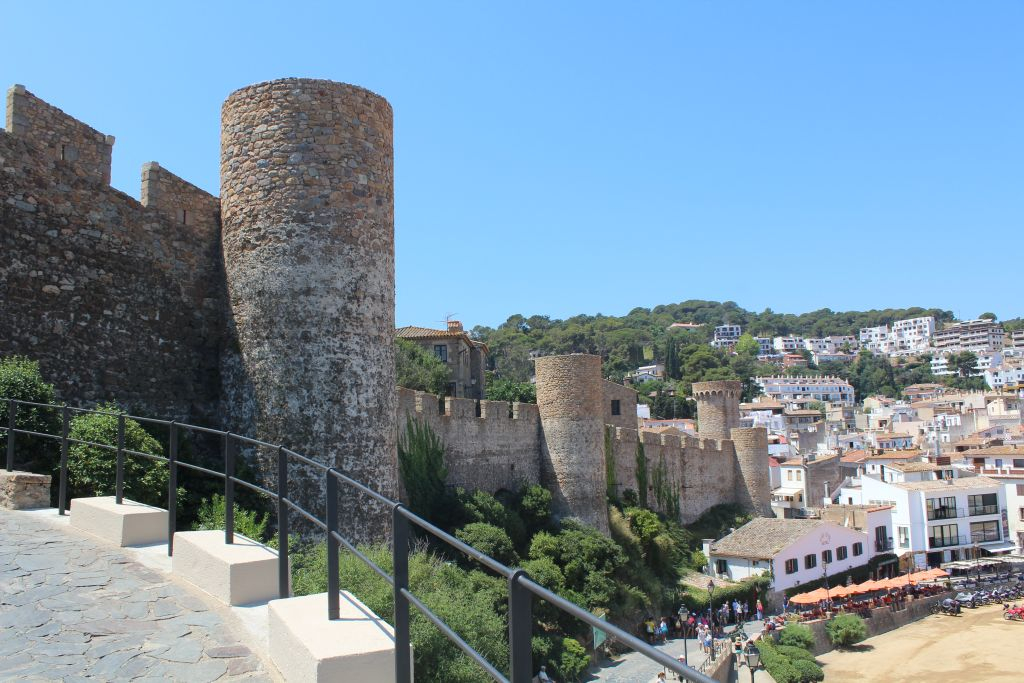 Tour from Barcelona to the Costa Brava with a Boat Ride