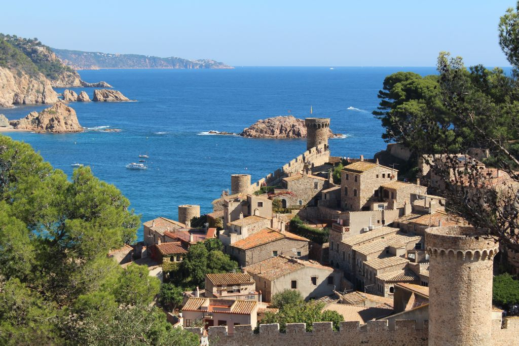 Tour from Barcelona to the Costa Brava with a Boat Ride