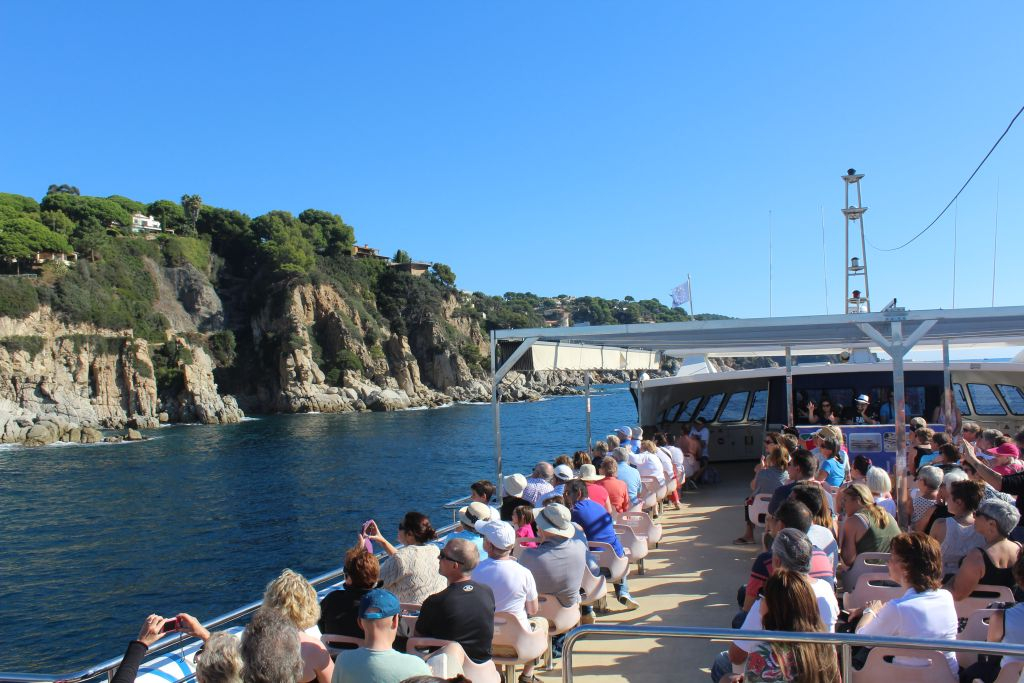 Tour from Barcelona to the Costa Brava with a Boat Ride