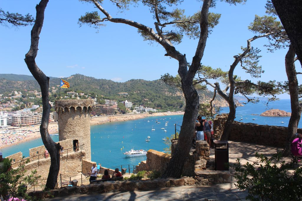 Tour from Barcelona to the Costa Brava with a Boat Ride
