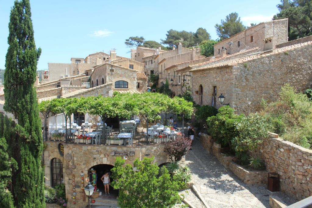 Tour from Barcelona to the Costa Brava with a Boat Ride