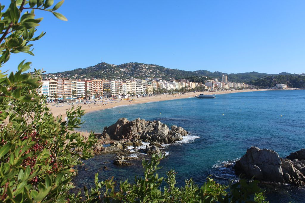 Tour from Barcelona to the Costa Brava with a Boat Ride