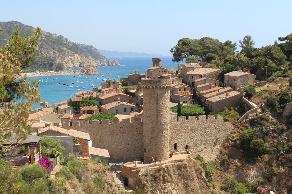 Tour from Barcelona to the Costa Brava with a Boat Ride