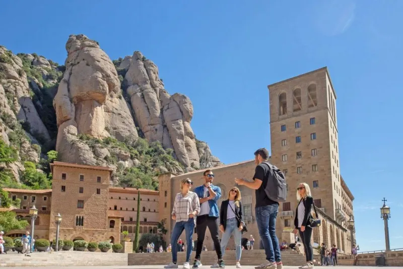 Montserrat, Girona e la Costa Brava: tour guidato con partenza da Barcellona