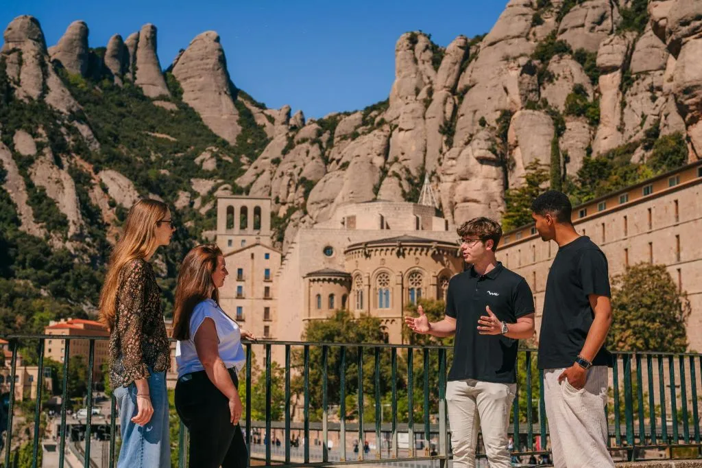Montserrat, Girona e la Costa Brava: tour guidato con partenza da Barcellona
