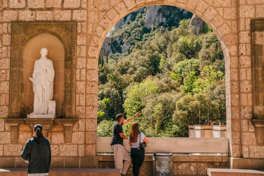 Montserrat, Girona e la Costa Brava: tour guidato con partenza da Barcellona