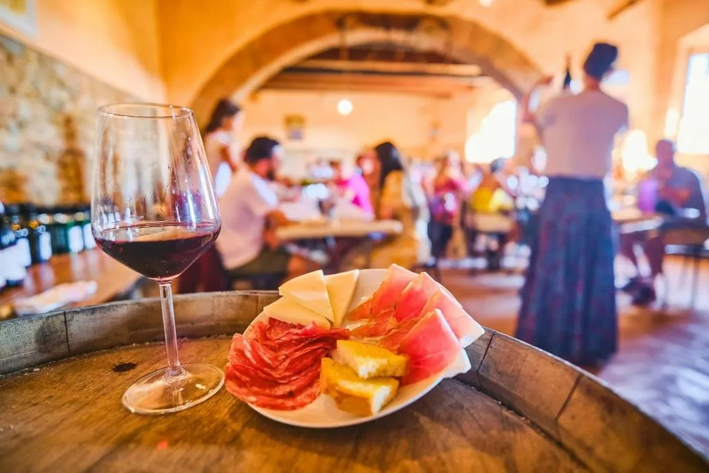 Chianti: tour guidato delle cantine con partenza da Firenze + degustazioni di vino + cena