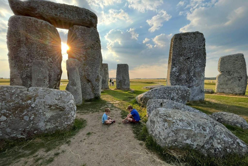 Stonehenge, Lacock & Bath: Guided Tour from London + Private Inner Circle Access
