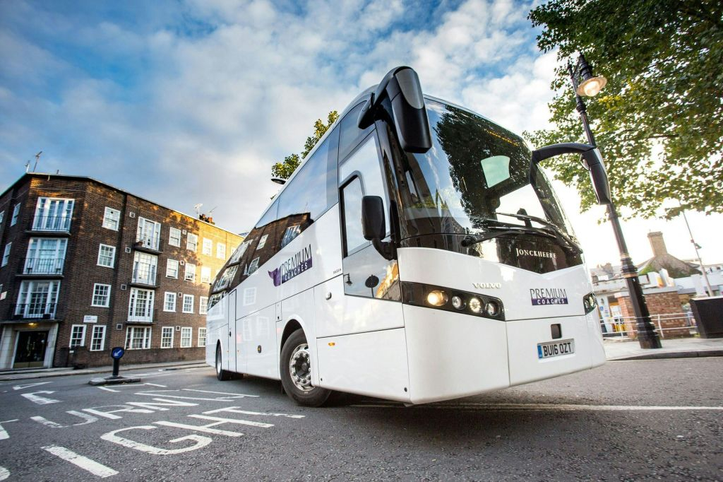 Stonehenge, Lacock & Bath: Guided Tour from London + Private Inner Circle Access
