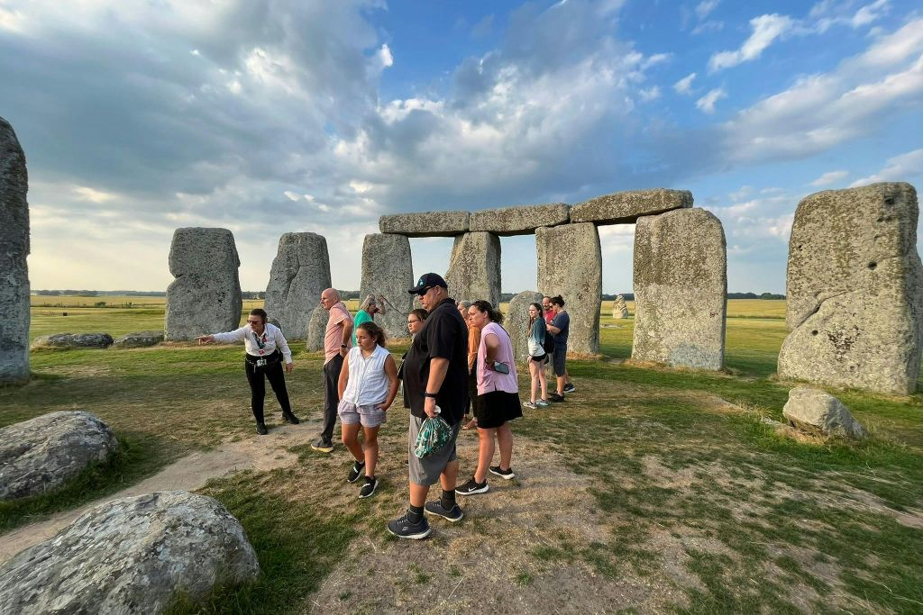 Stonehenge, Lacock & Bath: Guided Tour from London + Private Inner Circle Access